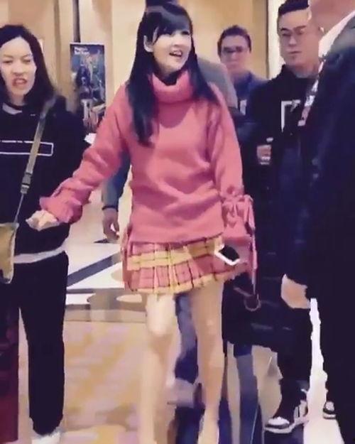 穿高跟鞋走路视频,穿高跟鞋走路的优雅瞬间